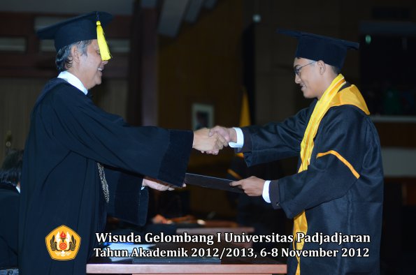 wisuda-unpad-gel-i-ta-2012_2013-fakultas-ekonomi-dan-bisnis-oleh-dekan-255