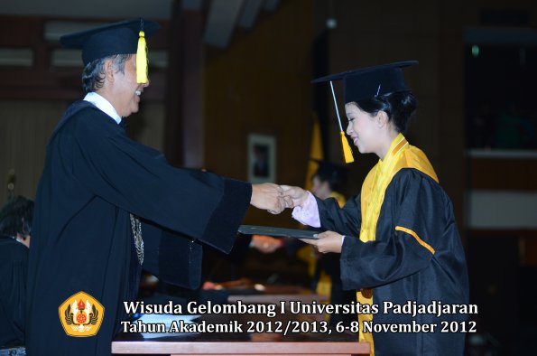 wisuda-unpad-gel-i-ta-2012_2013-fakultas-ekonomi-dan-bisnis-oleh-dekan-257