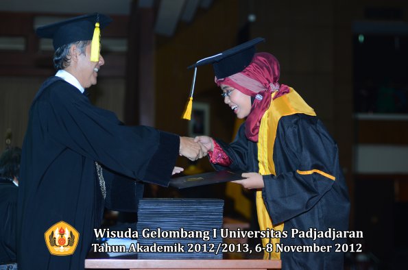 wisuda-unpad-gel-i-ta-2012_2013-fakultas-ekonomi-dan-bisnis-oleh-dekan-258