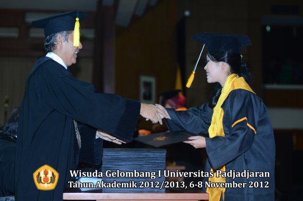 wisuda-unpad-gel-i-ta-2012_2013-fakultas-ekonomi-dan-bisnis-oleh-dekan-259