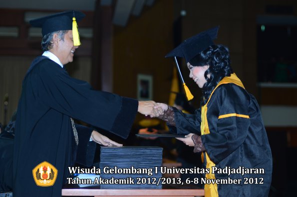 wisuda-unpad-gel-i-ta-2012_2013-fakultas-ekonomi-dan-bisnis-oleh-dekan-260