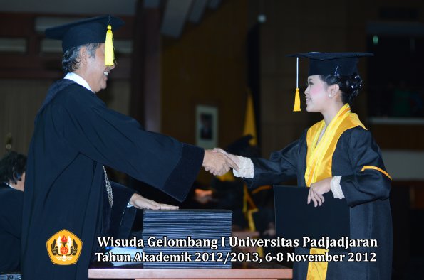 wisuda-unpad-gel-i-ta-2012_2013-fakultas-ekonomi-dan-bisnis-oleh-dekan-261