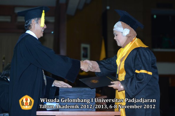 wisuda-unpad-gel-i-ta-2012_2013-fakultas-ekonomi-dan-bisnis-oleh-dekan-262