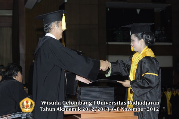 wisuda-unpad-gel-i-ta-2012_2013-fakultas-ekonomi-dan-bisnis-oleh-dekan-263