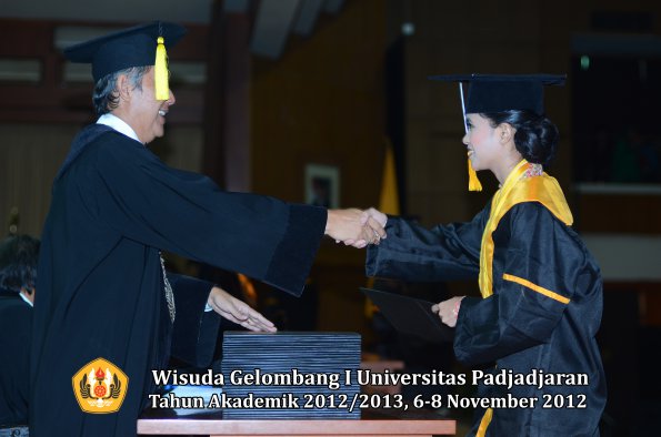 wisuda-unpad-gel-i-ta-2012_2013-fakultas-ekonomi-dan-bisnis-oleh-dekan-264