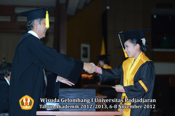 wisuda-unpad-gel-i-ta-2012_2013-fakultas-ekonomi-dan-bisnis-oleh-dekan-265