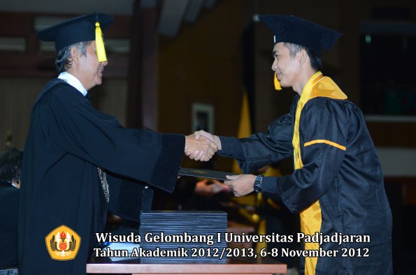 wisuda-unpad-gel-i-ta-2012_2013-fakultas-ekonomi-dan-bisnis-oleh-dekan-266