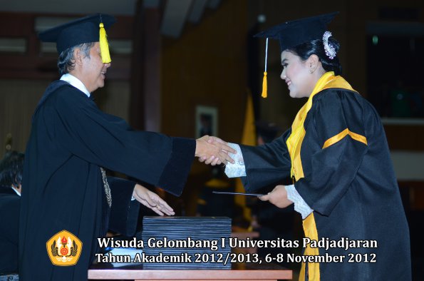 wisuda-unpad-gel-i-ta-2012_2013-fakultas-ekonomi-dan-bisnis-oleh-dekan-267