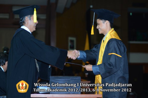 wisuda-unpad-gel-i-ta-2012_2013-fakultas-ekonomi-dan-bisnis-oleh-dekan-268