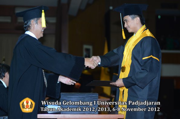 wisuda-unpad-gel-i-ta-2012_2013-fakultas-ekonomi-dan-bisnis-oleh-dekan-269