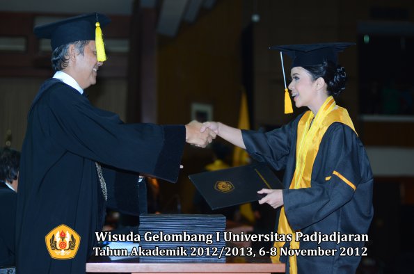 wisuda-unpad-gel-i-ta-2012_2013-fakultas-ekonomi-dan-bisnis-oleh-dekan-270