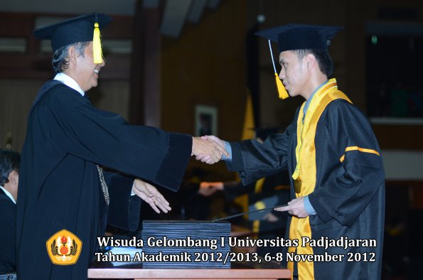 wisuda-unpad-gel-i-ta-2012_2013-fakultas-ekonomi-dan-bisnis-oleh-dekan-271