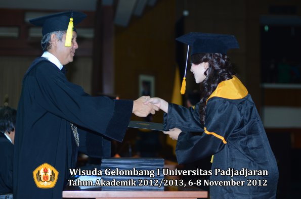 wisuda-unpad-gel-i-ta-2012_2013-fakultas-ekonomi-dan-bisnis-oleh-dekan-272