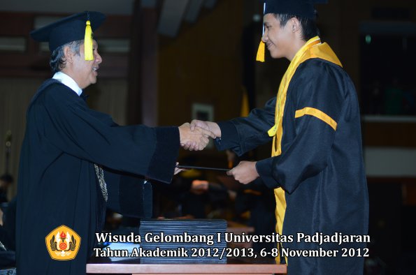 wisuda-unpad-gel-i-ta-2012_2013-fakultas-ekonomi-dan-bisnis-oleh-dekan-273