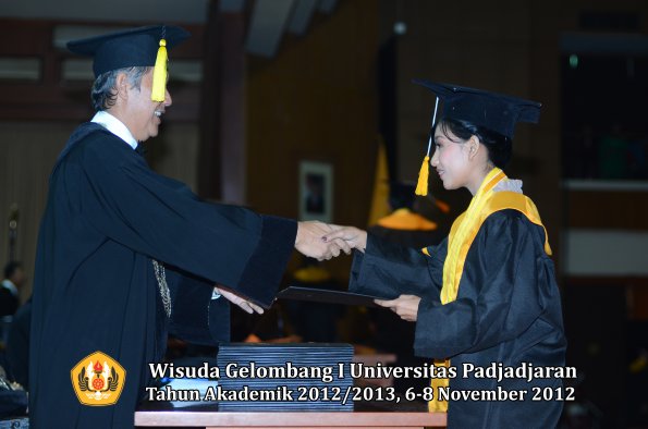 wisuda-unpad-gel-i-ta-2012_2013-fakultas-ekonomi-dan-bisnis-oleh-dekan-274