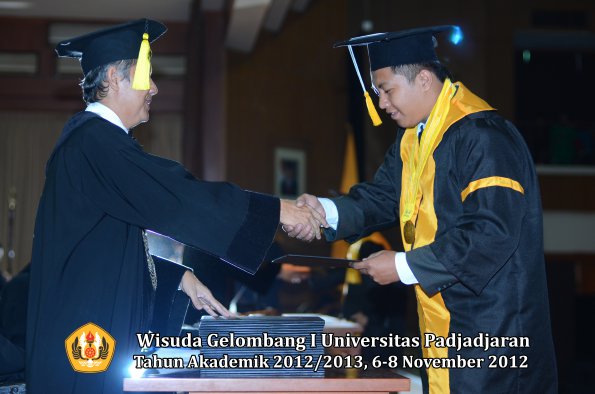 wisuda-unpad-gel-i-ta-2012_2013-fakultas-ekonomi-dan-bisnis-oleh-dekan-275