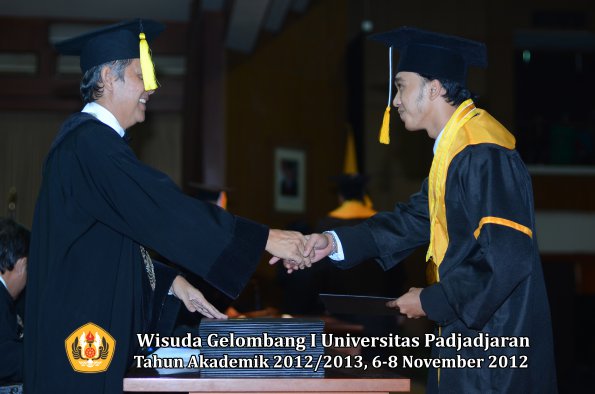 wisuda-unpad-gel-i-ta-2012_2013-fakultas-ekonomi-dan-bisnis-oleh-dekan-276