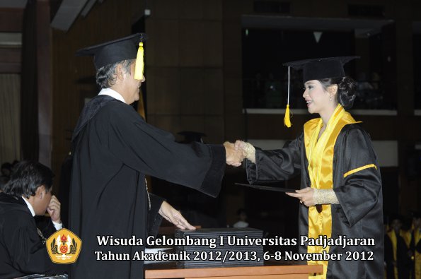 wisuda-unpad-gel-i-ta-2012_2013-fakultas-ekonomi-dan-bisnis-oleh-dekan-277