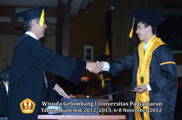 wisuda-unpad-gel-i-ta-2012_2013-fakultas-ekonomi-dan-bisnis-oleh-dekan-278