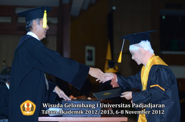 wisuda-unpad-gel-i-ta-2012_2013-fakultas-ekonomi-dan-bisnis-oleh-dekan-279