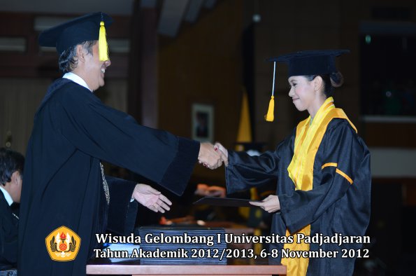 wisuda-unpad-gel-i-ta-2012_2013-fakultas-ekonomi-dan-bisnis-oleh-dekan-280