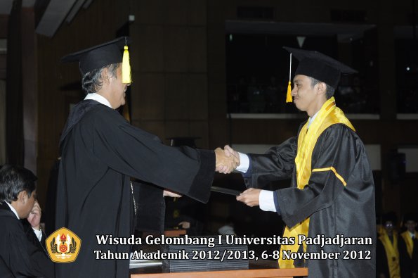 wisuda-unpad-gel-i-ta-2012_2013-fakultas-ekonomi-dan-bisnis-oleh-dekan-281