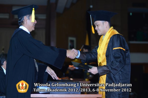 wisuda-unpad-gel-i-ta-2012_2013-fakultas-ekonomi-dan-bisnis-oleh-dekan-282