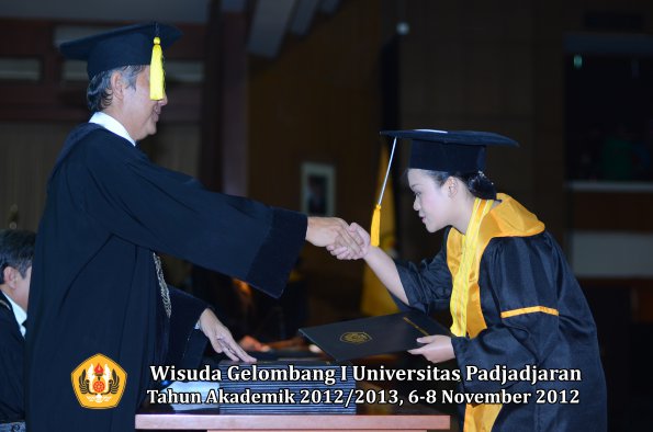 wisuda-unpad-gel-i-ta-2012_2013-fakultas-ekonomi-dan-bisnis-oleh-dekan-283