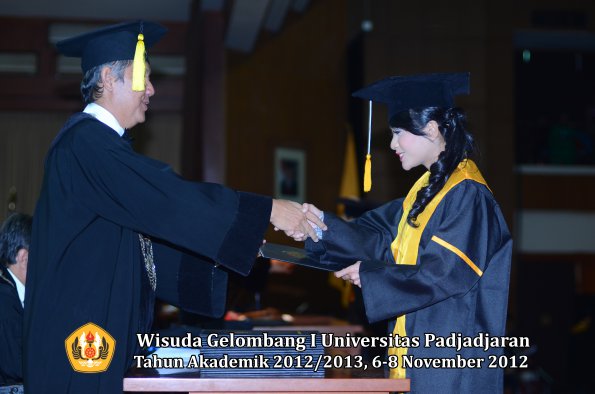 wisuda-unpad-gel-i-ta-2012_2013-fakultas-ekonomi-dan-bisnis-oleh-dekan-284