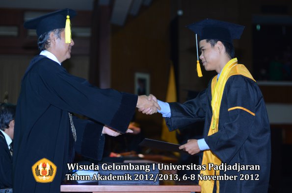 wisuda-unpad-gel-i-ta-2012_2013-fakultas-ekonomi-dan-bisnis-oleh-dekan-285