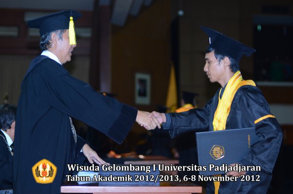 wisuda-unpad-gel-i-ta-2012_2013-fakultas-ekonomi-dan-bisnis-oleh-dekan-286