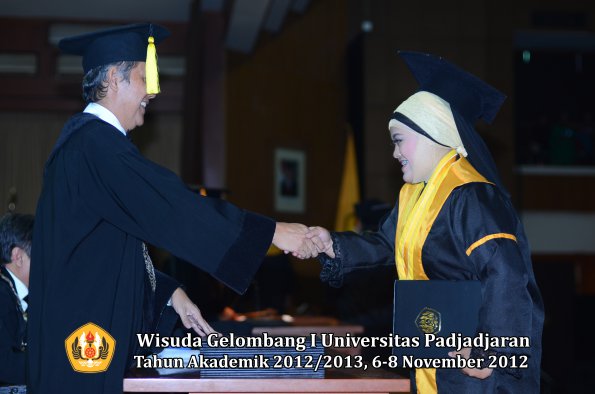 wisuda-unpad-gel-i-ta-2012_2013-fakultas-ekonomi-dan-bisnis-oleh-dekan-287