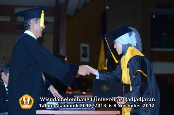 wisuda-unpad-gel-i-ta-2012_2013-fakultas-ekonomi-dan-bisnis-oleh-dekan-288