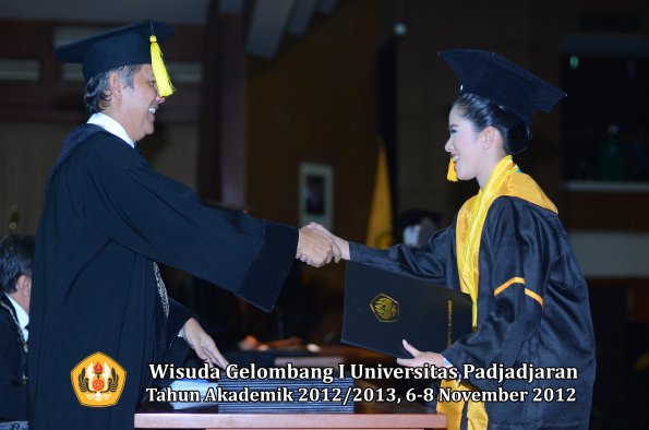 wisuda-unpad-gel-i-ta-2012_2013-fakultas-ekonomi-dan-bisnis-oleh-dekan-289