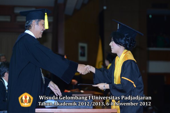 wisuda-unpad-gel-i-ta-2012_2013-fakultas-ekonomi-dan-bisnis-oleh-dekan-290