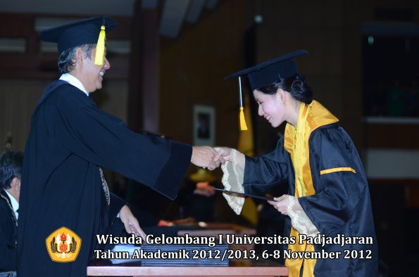 wisuda-unpad-gel-i-ta-2012_2013-fakultas-ekonomi-dan-bisnis-oleh-dekan-291