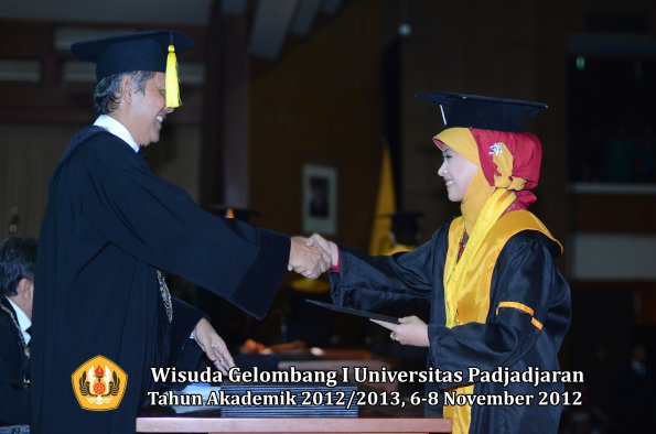 wisuda-unpad-gel-i-ta-2012_2013-fakultas-ekonomi-dan-bisnis-oleh-dekan-292