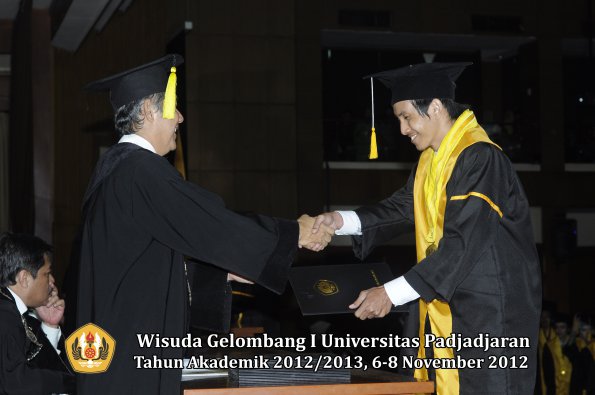 wisuda-unpad-gel-i-ta-2012_2013-fakultas-ekonomi-dan-bisnis-oleh-dekan-293