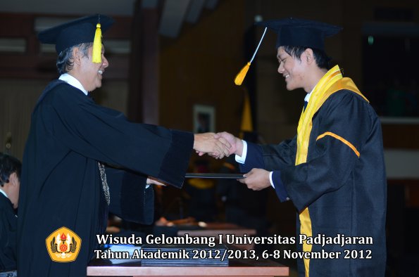 wisuda-unpad-gel-i-ta-2012_2013-fakultas-ekonomi-dan-bisnis-oleh-dekan-294