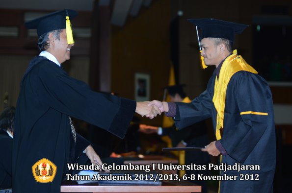 wisuda-unpad-gel-i-ta-2012_2013-fakultas-ekonomi-dan-bisnis-oleh-dekan-295