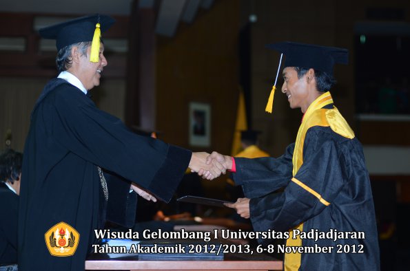 wisuda-unpad-gel-i-ta-2012_2013-fakultas-ekonomi-dan-bisnis-oleh-dekan-296