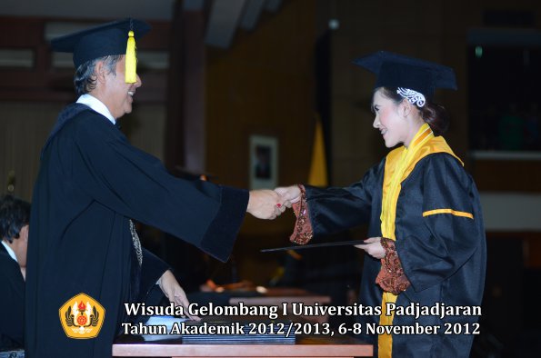 wisuda-unpad-gel-i-ta-2012_2013-fakultas-ekonomi-dan-bisnis-oleh-dekan-297