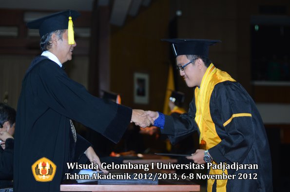 wisuda-unpad-gel-i-ta-2012_2013-fakultas-ekonomi-dan-bisnis-oleh-dekan-298