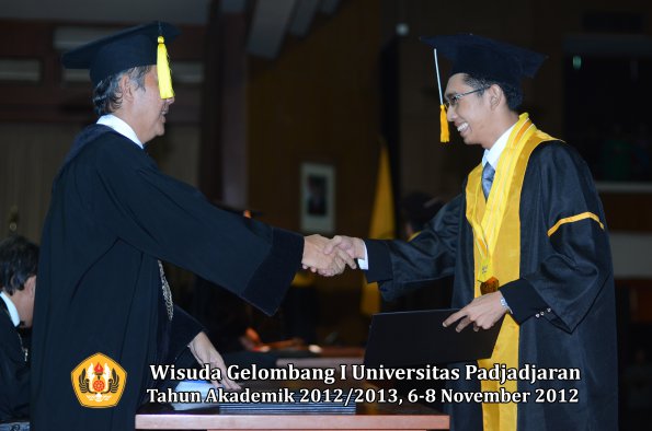 wisuda-unpad-gel-i-ta-2012_2013-fakultas-ekonomi-dan-bisnis-oleh-dekan-299