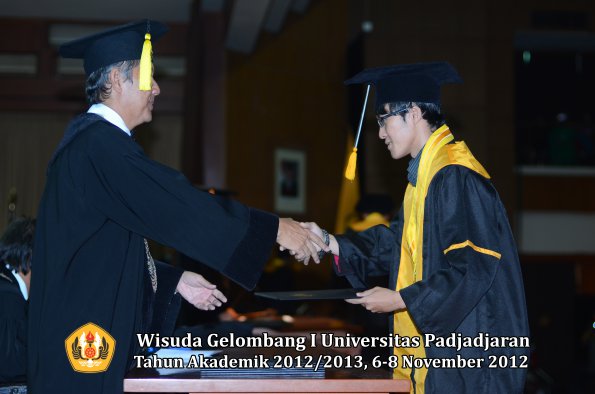 wisuda-unpad-gel-i-ta-2012_2013-fakultas-ekonomi-dan-bisnis-oleh-dekan-300