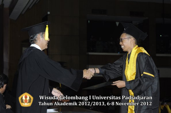 wisuda-unpad-gel-i-ta-2012_2013-fakultas-ekonomi-dan-bisnis-oleh-dekan-301