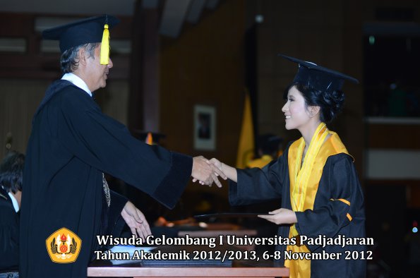 wisuda-unpad-gel-i-ta-2012_2013-fakultas-ekonomi-dan-bisnis-oleh-dekan-302