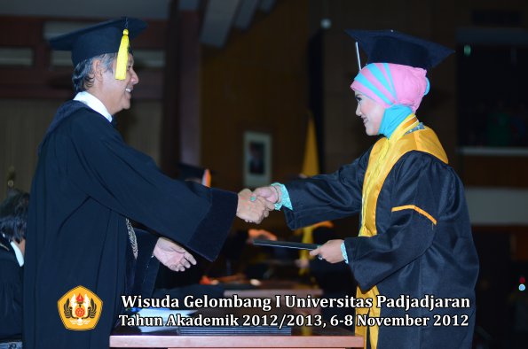 wisuda-unpad-gel-i-ta-2012_2013-fakultas-ekonomi-dan-bisnis-oleh-dekan-303