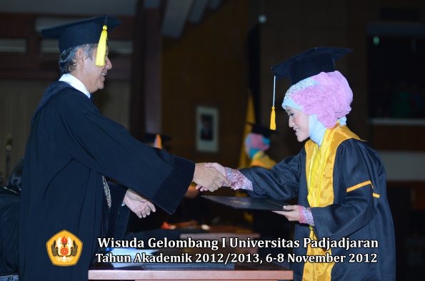 wisuda-unpad-gel-i-ta-2012_2013-fakultas-ekonomi-dan-bisnis-oleh-dekan-304