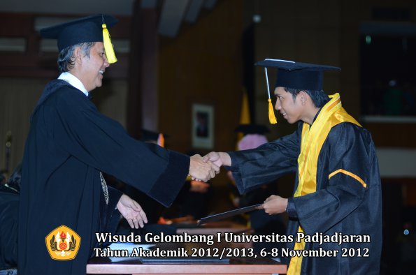 wisuda-unpad-gel-i-ta-2012_2013-fakultas-ekonomi-dan-bisnis-oleh-dekan-305